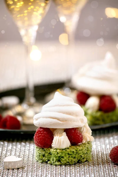 Tavola Festiva Valentino Apparecchiando Con Due Bicchieri Champagne Dessert Meringa — Foto Stock