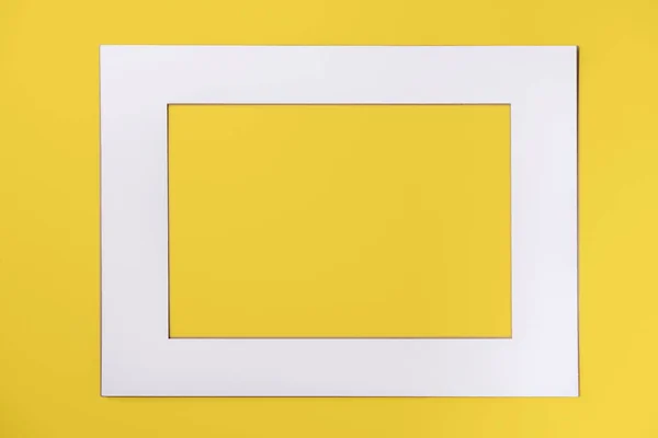 Quadro Papel Branco Sinple Sobre Fundo Amarelo Layout Criativo Espaço — Fotografia de Stock