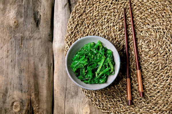 Japanese Wakame Chuka Seaweed Salad Sesame Seeds Ceramic Plate Chopsticks — Stock Photo, Image