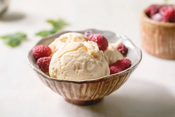 Helado Vainilla Caramelo Casero Con Frambuesas Congeladas Tazón Cerámica Pie —  Fotos de Stock