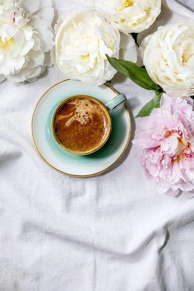 Secangkir Kopi Espresso Merah Muda Dan Kacang Putih Bunga Dengan — Stok Foto