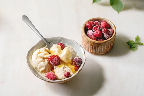 Helado Vainilla Caramelo Fundido Casero Con Jarabe Frambuesas Congeladas Tazón — Foto de Stock