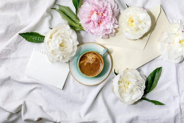 Taza Café Expreso Papel Blanco Sobre Flores Peonías Rosadas Blancas —  Fotos de Stock