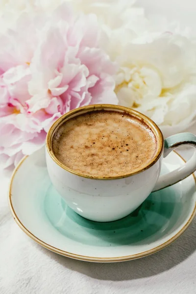 Taza Café Expreso Flores Peonías Rosadas Blancas Con Hojas Sobre — Foto de Stock