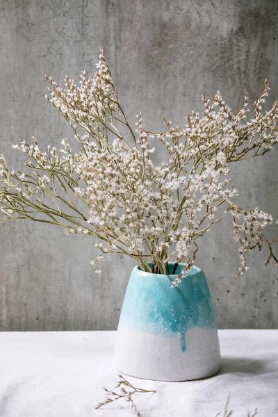 Dry White Flowers Branch White Ceramic Vase White Linen Tablecloth — Stock Photo, Image