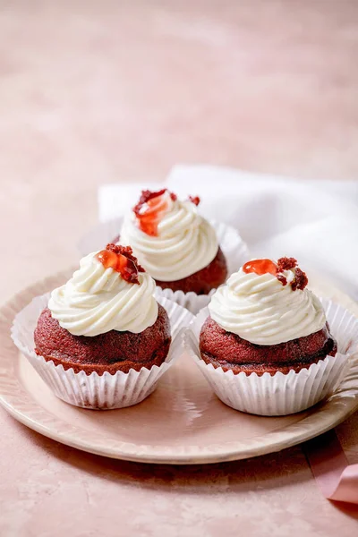 Homemade Red Velvet Cupcakes Whipped Cream Pink Ceramic Plate White — Stock Photo, Image