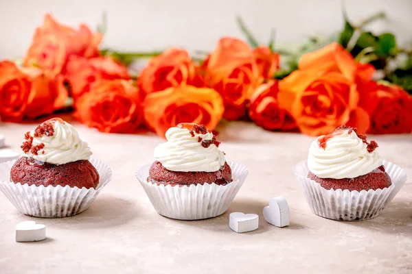 Σπιτικά Red Velvet Cupcakes Σαντιγί Στη Σειρά Λευκή Πετσέτα Κορδέλα — Φωτογραφία Αρχείου