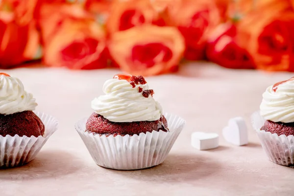 自制的红色天鹅绒蛋糕 连续搅拌奶油 白色餐巾带 玫瑰花 木制心脏粉红质感背景 情人节甜点 — 图库照片