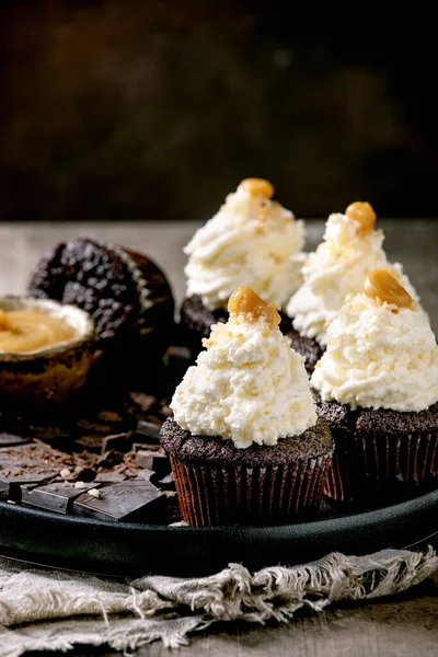 Domácí Čokoládové Muffiny Bílým Šlehačkou Soleným Karamelem Podávané Nasekanou Tmavou — Stock fotografie