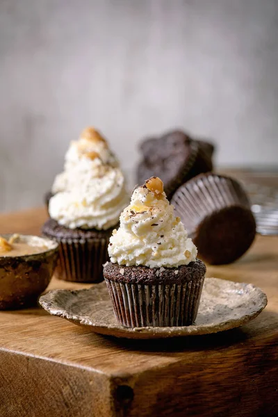 Bolinhos Chocolate Caseiros Muffins Com Creme Manteiga Batida Branca Caramelo — Fotografia de Stock