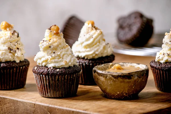 Bolinhos Chocolate Caseiros Muffins Com Creme Manteiga Batida Branca Caramelo — Fotografia de Stock