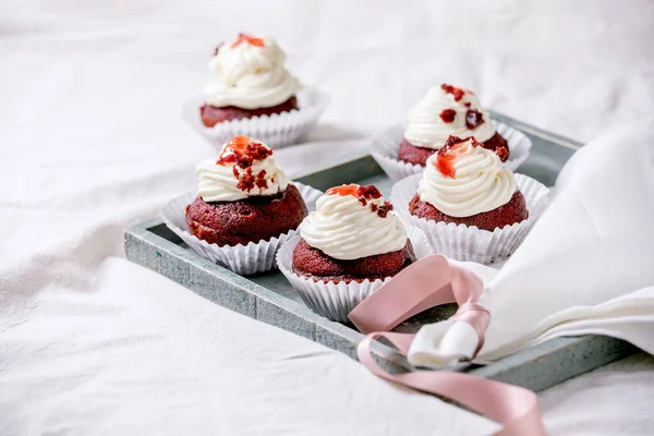 Huisgemaakte Rode Fluwelen Cupcakes Met Slagroom Houten Dienblad Witte Servet — Stockfoto