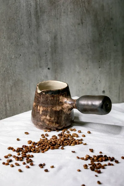 Bruine Ambachtelijke Keramische Koffiepot Turkse Cezve Staan Witte Tafelkleed Met — Stockfoto