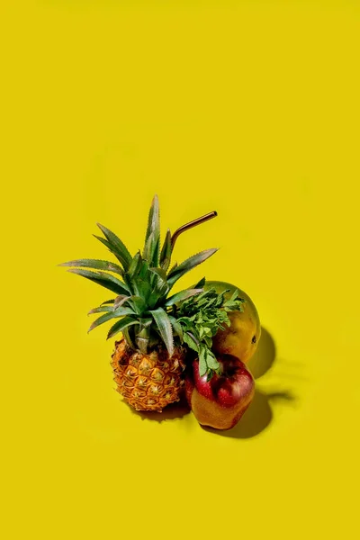 Świeże Mini Ananasy Cieniami Jasnożółtym Tle Tropikalny Styl Owoce Letnie — Zdjęcie stockowe