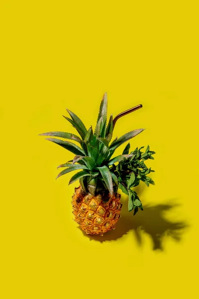 Mini Ananas Abacaxis Frescos Com Hortelã Palha Coquetel Sombras Fundo — Fotografia de Stock