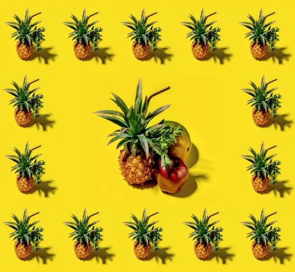 Färska Mini Ananas Mango Röda Äpplen Frukter Med Cocktail Halm — Stockfoto