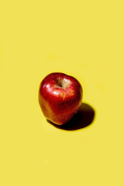 Świeże Czerwone Jabłko Cieniami Jasnożółtym Tle Styl Tropikalny Koncepcja Latem — Zdjęcie stockowe
