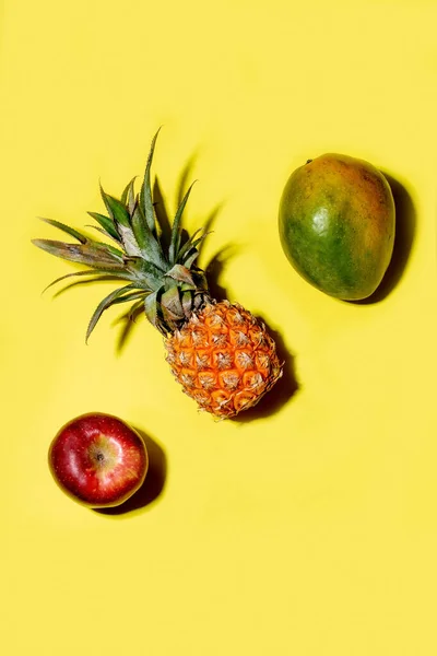 Świeże Mini Ananasy Mango Owoce Czerwonego Jabłka Cieniami Jasnym Żółtym — Zdjęcie stockowe
