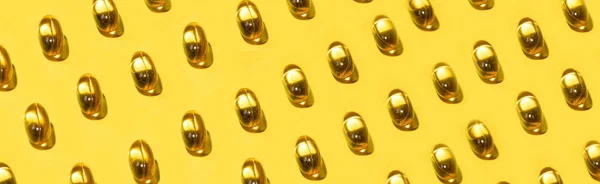 Gele Ovale Pillen Capsules Vitamine Omega Heldere Effen Gele Achtergrond — Stockfoto