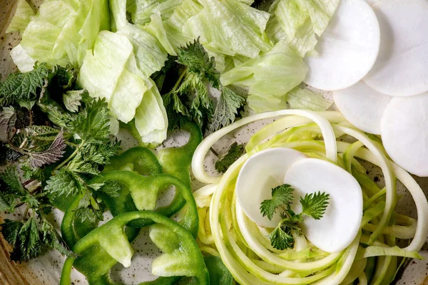 Verdure Fresche Crude Erbe Aromatiche Zucchine Spaghetti Ravanello Bianco Paprica — Foto Stock