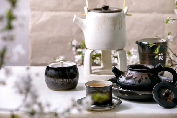 White Black Craft Handmade Ceramic Teapot Black Ceramic Mugs Katakuchi — Stock Photo, Image