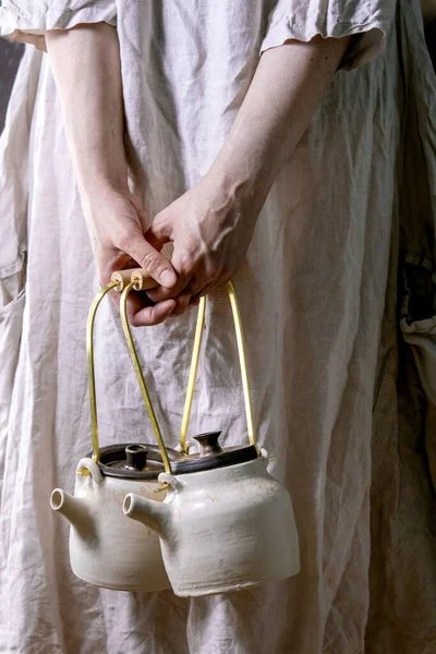 Frau Weißem Baumwollkleid Mit Zwei Weißen Handgefertigten Keramik Teekannen Für — Stockfoto