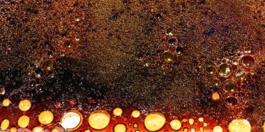 Gezegen manzarası şeklinde erimiş kahverengi karamelin soyut arkaplanı. Makro. Üst manzara, düz yatış. Uzayı kopyala Sancak boyutu