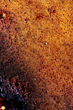 Gezegen manzarası şeklinde erimiş kahverengi karamelin soyut arkaplanı. Makro. Üst manzara, düz yatış. Boşluğu kopyala