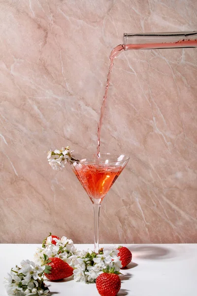 마티니 잔에 딸기 칵테일의 개념 — 스톡 사진