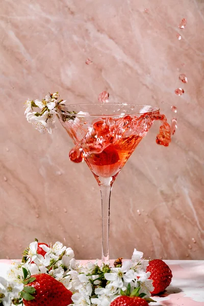 마티니 잔에 딸기 칵테일 한 접시 — 스톡 사진