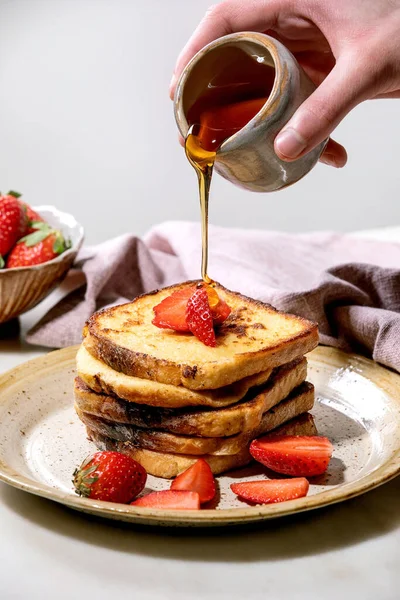 Voorraad van Franse toast met verse aardbeien — Stockfoto