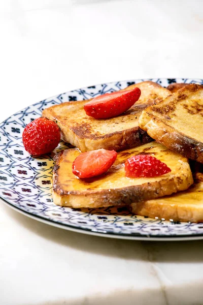 Voorraad Van Franse Toast Met Verse Aardbeien Ahornsiroop Keramische Plaat — Stockfoto