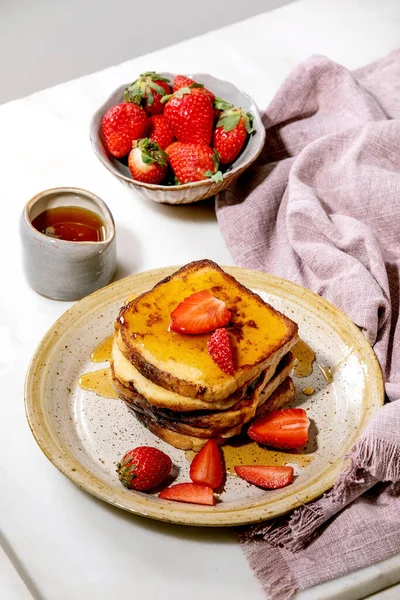 Stockpile French Toasts Fresh Strawberries Ceramic Plate Maple Syrup Ceramic — Stock Photo, Image