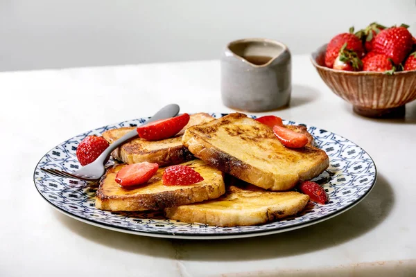 Stockpile French Toasts Fresh Strawberries Ceramic Plate Maple Syrup Ceramic — Stock Photo, Image