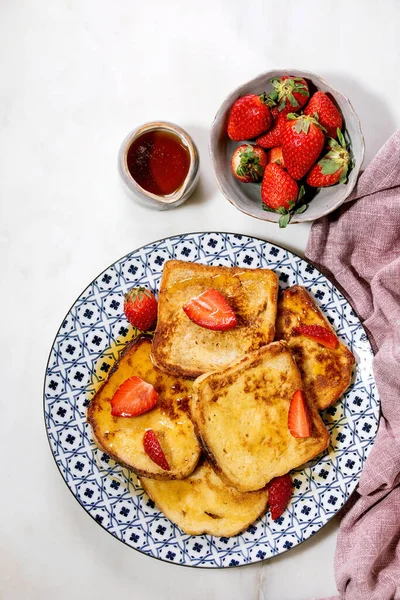 Stockpile French Toasts Fresh Strawberries Ceramic Plate Maple Syrup Ceramic — Stock Photo, Image