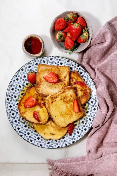 Tumpukan Roti Panggang Dengan Stroberi Segar Atas Piring Keramik Sirup — Stok Foto