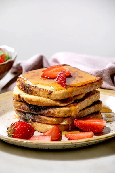 Voorraad Van Franse Toast Met Verse Aardbeien Ahornsiroop Dip Keramische — Stockfoto