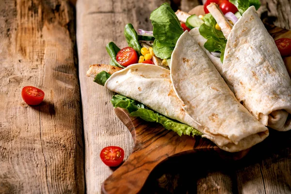 Tradicional Envoltura Tortila Mexicana Con Carne Cerdo Verduras Sobre Tabla —  Fotos de Stock