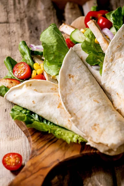 Envolva Tortila Mexicana Tradicional Com Carne Porco Legumes Tábua Corte — Fotografia de Stock