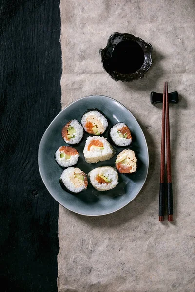 Somon Balığı Japon Omleti Avakado Soya Soslu Yapımı Suşi Dürümleri — Stok fotoğraf