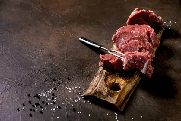 Carne Res Cruda Rodajas Solomillo Para Filetes Tablero Madera Con —  Fotos de Stock