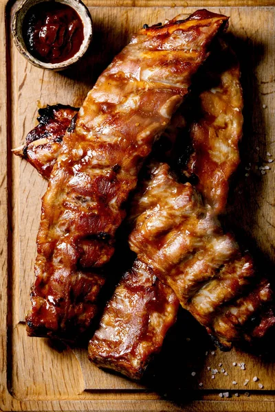 Grilled Pork Bbq Ribs Served Barbeque Sauce Wooden Cutting Board — Stock Photo, Image