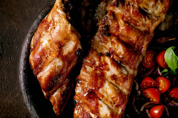 Costillas Cerdo Asadas Parrilla Plato Cerámica Servido Con Cebollas Marinadas — Foto de Stock