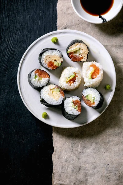 Domácí Sushi Rolky Posázené Lososem Japonskou Omeletou Avakádem Wasabi Sójovou — Stock fotografie