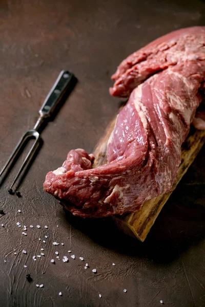 Carne Fresca Lombo Carne Crua Inteira Tábua Madeira Com Garfo — Fotografia de Stock