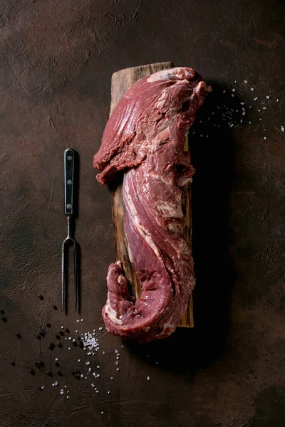 Carne Fresca Res Cruda Entera Sobre Tabla Madera Con Tenedor —  Fotos de Stock