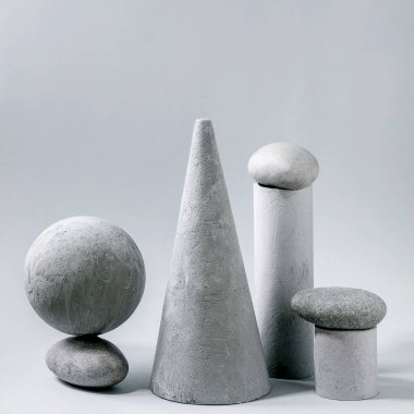 Farklı gri geometrik nesneler ve taşlardan oluşan soyut bir arkaplan. Uzayı kopyala Ürün sunumu için modern konsept. Kare