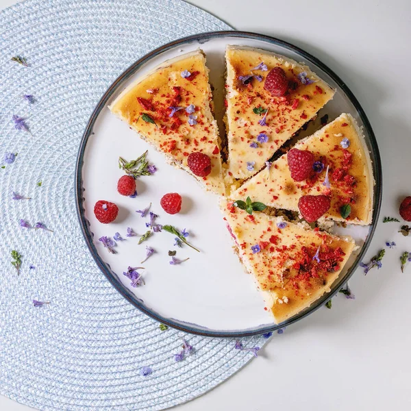 Gesneden Zelfgemaakte Frambozen Gebakken Cheesecake Plaat Versierd Met Verse Frambozen — Stockfoto