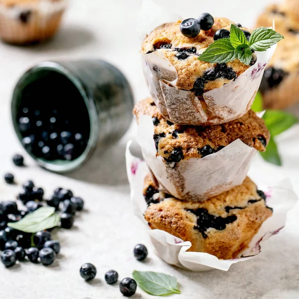 Nahaufnahme Von Hausgemachten Blaubeer Muffins Papierkuchenhalter Stapel Mit Frischen Beeren — Stockfoto