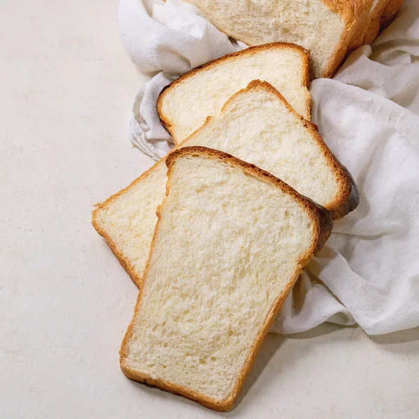 将自制的北海道小麦吐司面包在白布上切成片 背景为白色质感 平躺在地上 复制空间 正方形 — 图库照片